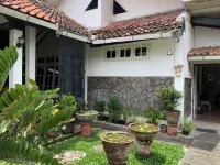 Griya Cemara Homestay Các khách sạn gần Trembesi Komda