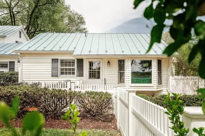 Batten Green Venue & Lodging Hotels near Octagonal Barn at the Frontier Culture Museum