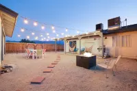 The Rockhopper - Hot Tub, Fire Pit & Walk to Downtown Jt! 4 Bedroom Home by Redawning Hotel a Joshua Tree
