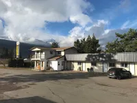 Florence Motel Hotels near Adam’s Igloo Wildlife Museum