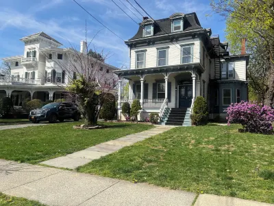 1 Br Private Victorian Apt in Convenient City Location on 5 Acre, Sleeps 4 Hotels in Crown Heights