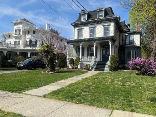 1 Br Private Victorian Apt in Convenient City Location on 5 Acre, Sleeps 4 Hotels in Hyde Park