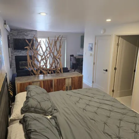 1 min. to slopes!Wake up & Ski! Steps to ski lift/gondola, shops & dining!