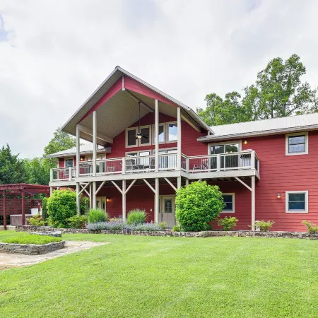 Mtn Views and Hot Tub 6-Acre Blue Ridge Retreat!