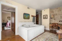 The Stagecoach Inn Bed & Breakfast and Five20 Social Stop - Hot Tub
