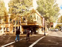 Douglas on Third Hotels in McMinnville