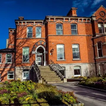 Roxford Lodge Hotel Отели рядом с достопримечательностью «Железнодорожная станция Пирс»