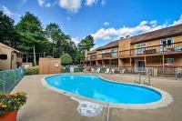 Lincoln Condo w/ Balcony - 6 Mi to Loon Mtn! - موقف سيارات
