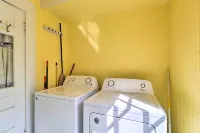 1920s Corsicana Home Group Getaway Near Downtown! - Parkplatz