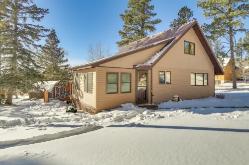 Cozy Lead Cabin w/ Deck < 1 Mi to Ski Slopes! - 3-Star