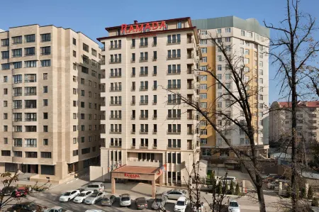 Отель Ramada by Wyndham Bishkek Centre Отели рядом с достопримечательностью «Каба уулу Кожомкул»