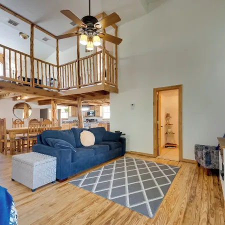 Pet-Friendly Cabin on 3 Acres 7 Mi to Uvalde!