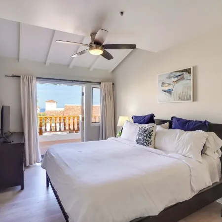 Gorgeous Catalina Island Condo with Golf Cart!