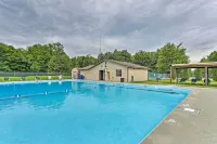 Peaceful Wooded Retreat at Lake Wallenpaupack! - Swimmingpools