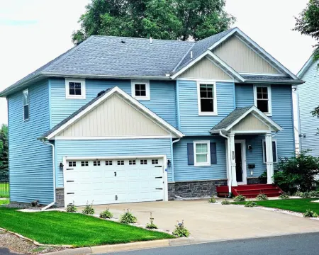 Stylish & Spacious Retreat - with a High tech Movie Theater near DT Minneapolis Hotels in Fridley