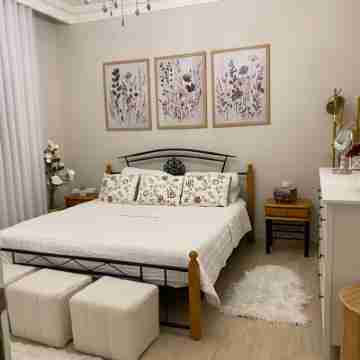 Sleeps 8 people! Apartment 5 minutes to Abdoun w balcony a in Dair Ghbar! Rooms
