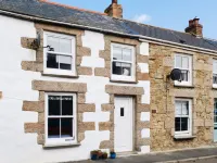 Coral Cottage Hotels near Four Crows Gallery
