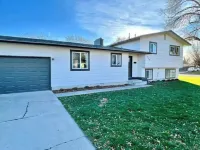 Hometown USA With Hot Tub and Fully Renovated