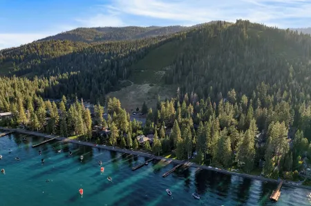 Lakefront Haven by Avantstay Minutes to Ski Resorts Private Dock & Boat