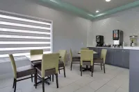 แทรเวิลลอดจ์ บาย วินด์แฮม แคลฮูนเซาธ์ ถนนไอ-75