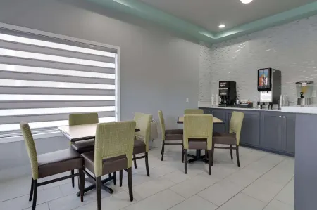 Travelodge by Wyndham Calhoun South I-75