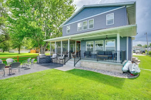 Bright Shawano Lake Oasis - Walk to Boat Launch! - parking