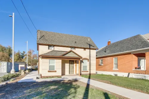Stylish Logan Retreat w/ Smart TV + Central A/C!