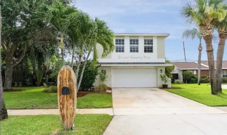 Modern Home with a Private Lap Pool - 3 Blocks to a Gorgeous Beach! Отели рядом с достопримечательностью «Парк Блу Тертл Ньюс Эт Глисон»