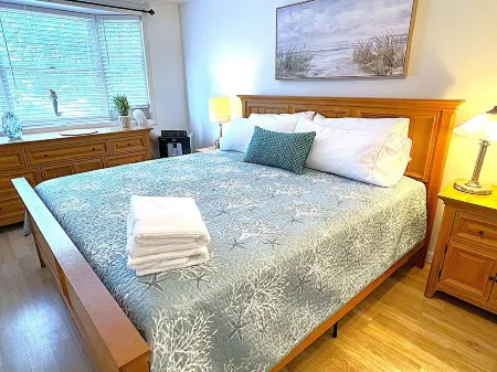 OOB family Beach House w/private yard and deck! Pet friendly, parking, 4/BR 2/BA Отели в г. Олд-Орчард-Бич