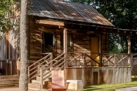 Camp Comfort Hotels in Center Point