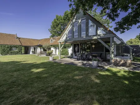 A Charming Holiday Home with a Swimming Pool Отели рядом с достопримечательностью «Hogeschool VIVES - campus Kortrijk»