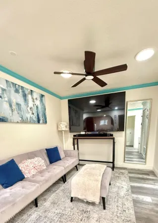 Beautiful retreat- 5 min walk from the Beach!