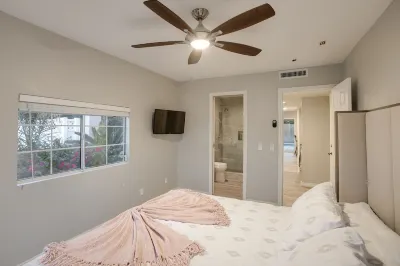 "Tulip Play House"5 Bedrooms 3.5 bath Pool & Spa w/ Built in BBQ, big side yard Hotels near Coachella Valley Rec & Parks