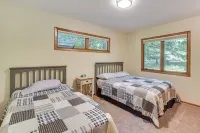 Spacious Luxury Cabin w/ Deck & Dock on Bone Lake - 3 stjerner