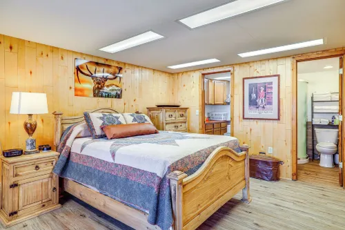 2 Mi to Main Street: Mtn-view Escape in Lander! - 3-Sterne