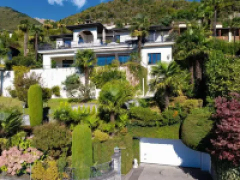 Magnificent villa with indoor pool and prime lake view location Hotels in Minusio