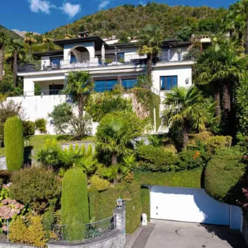 Magnificent villa with indoor pool and prime lake view location Отели в г. Минузио