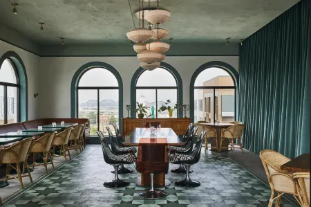 Hotel Genevieve Отели рядом с достопримечательностью «T3»