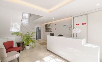 Silver Seahorse Garden Retreat