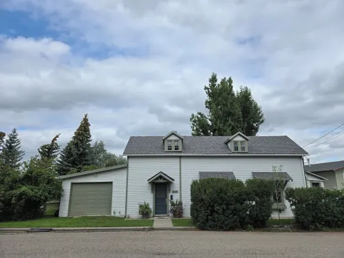 Cozy Castle Cottage on the doorstep of Waterton National Park & Castle Mountain. Hotels in Pincher Creek