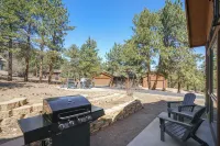 Hillside Hideaway- Family friendly centrally located with AC, Hot Tub, Game Room