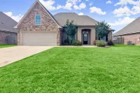 Fast WiFi and Modern Perks - Stylish Contractor Haven