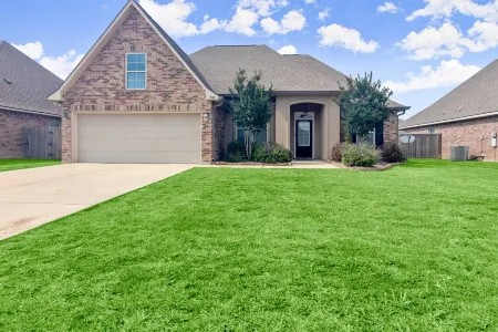 Fast WiFi and Modern Perks - Stylish Contractor Haven