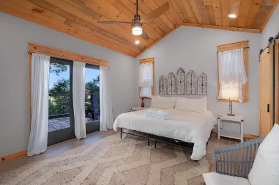 Hot Tub and Pool Table - Stunning Mountain Retreat Hotels near Expedition Bigfoot Adventure Outpost