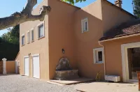 Large detached villa in Avignon for 12 people