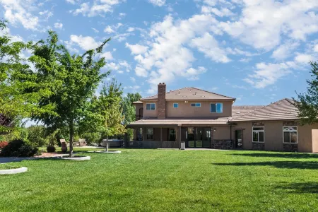 50 miles from Zions Park/Desert Oasis with hot-tub