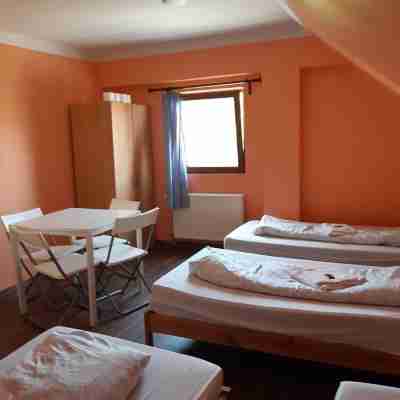 2-Rent Group Hostel Rooms&Apartments Eve168 Rooms