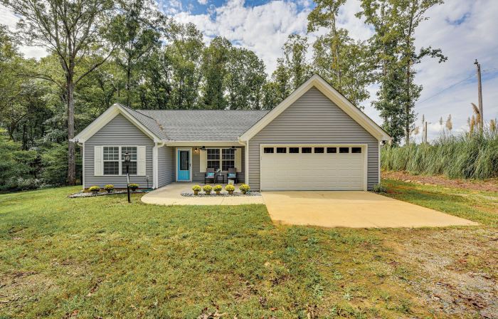 Pet-friendly Home in Monroe: Deck, Grill & Yard!