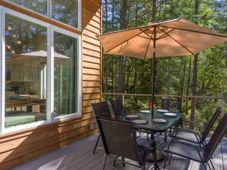 Stylish Chef's Kitchen and Outdoor Deck - Serene Woodland Retreat Отели рядом с достопримечательностью «Summit Learning Center»