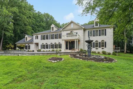 Elegant Georgian Mansion in Potomac Maryland, family house Отели в г. Потомак